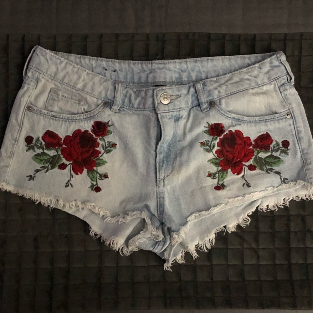 💋Light denim shorts with floral appliqués